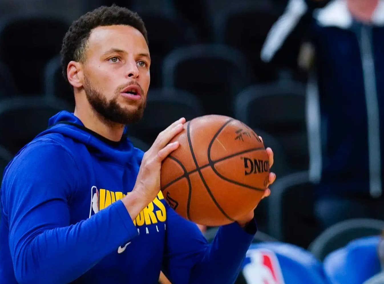Steph Curry preparing to shoot a basketball